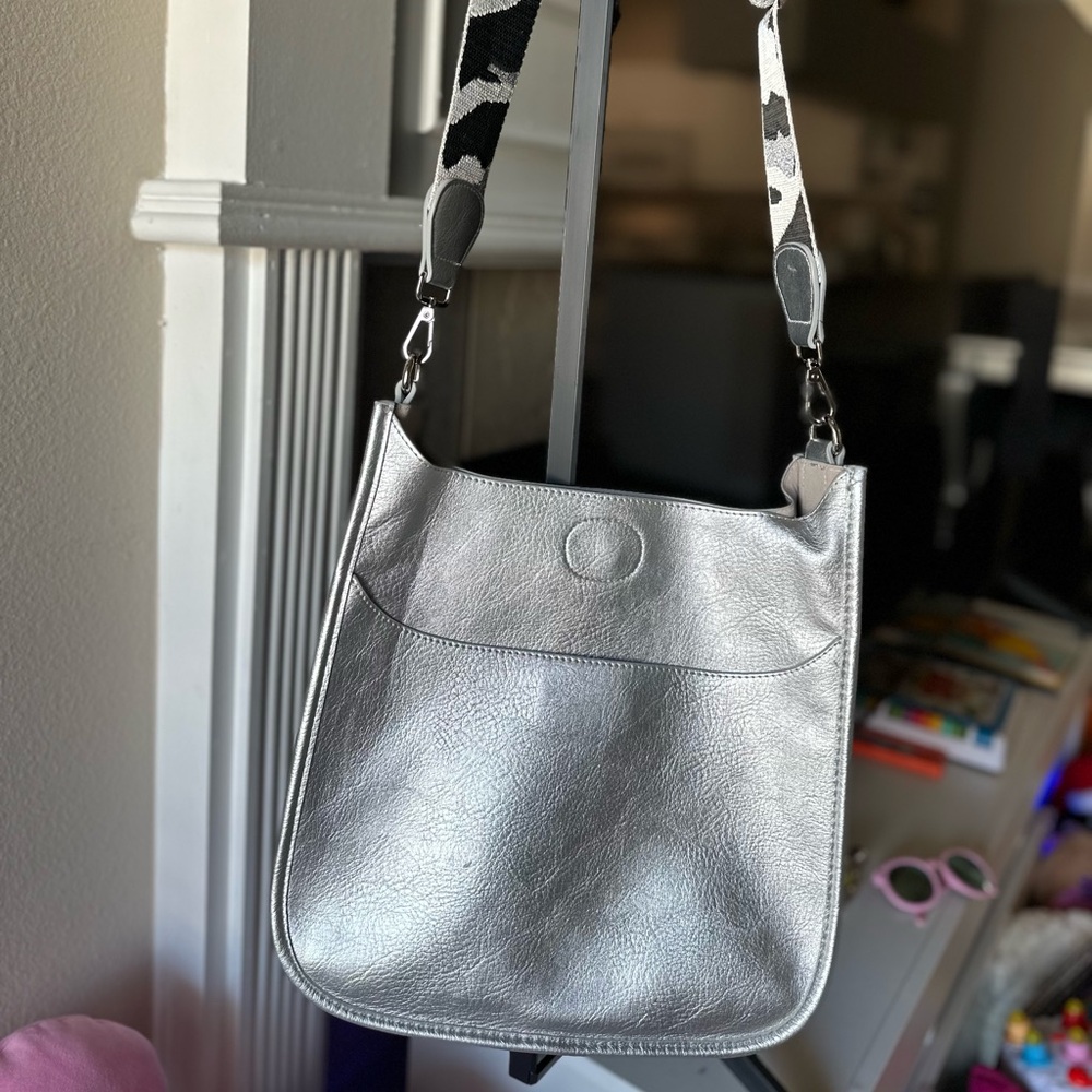 Chic Silver Shoulder Bag With Patterned Strap - image 2